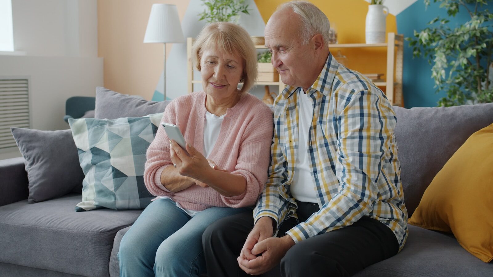 Staying Connected During Winter: How Regular Contact Supports Older People Living Alone